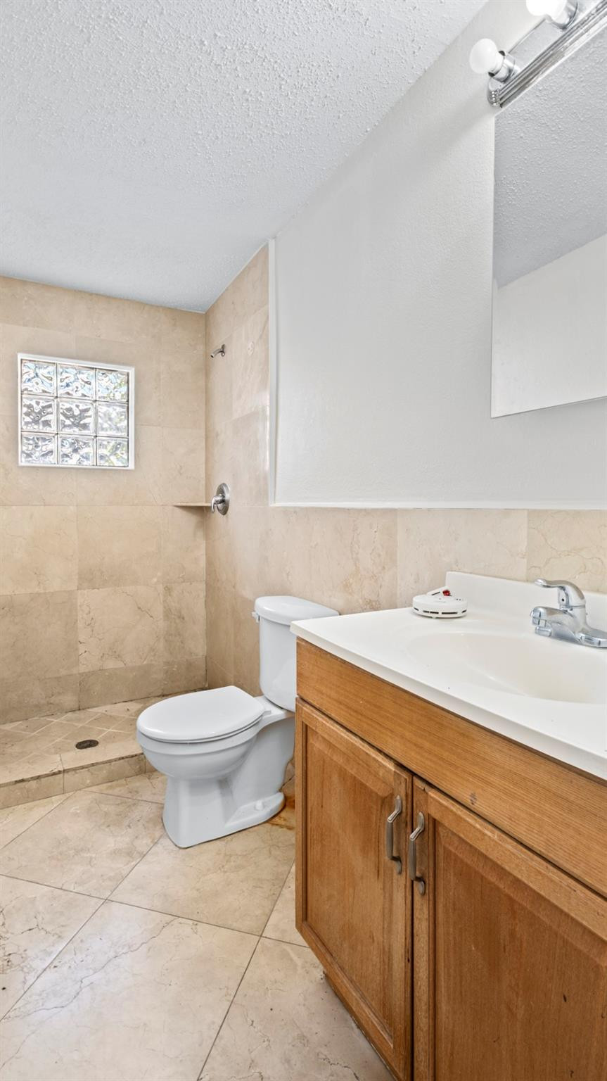 Cresthaven 6 41-37 B - Residential Lease