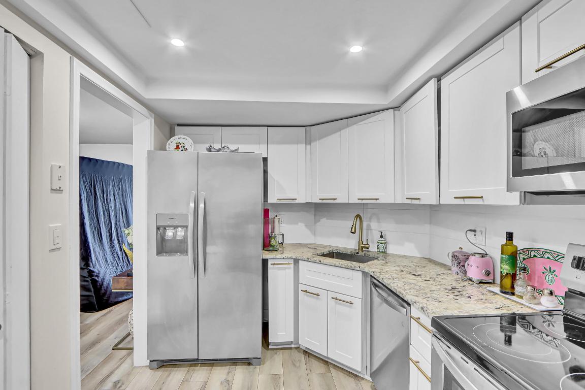 LANDS OF THE PRESIDENT CONDO 2 - Residential Lease