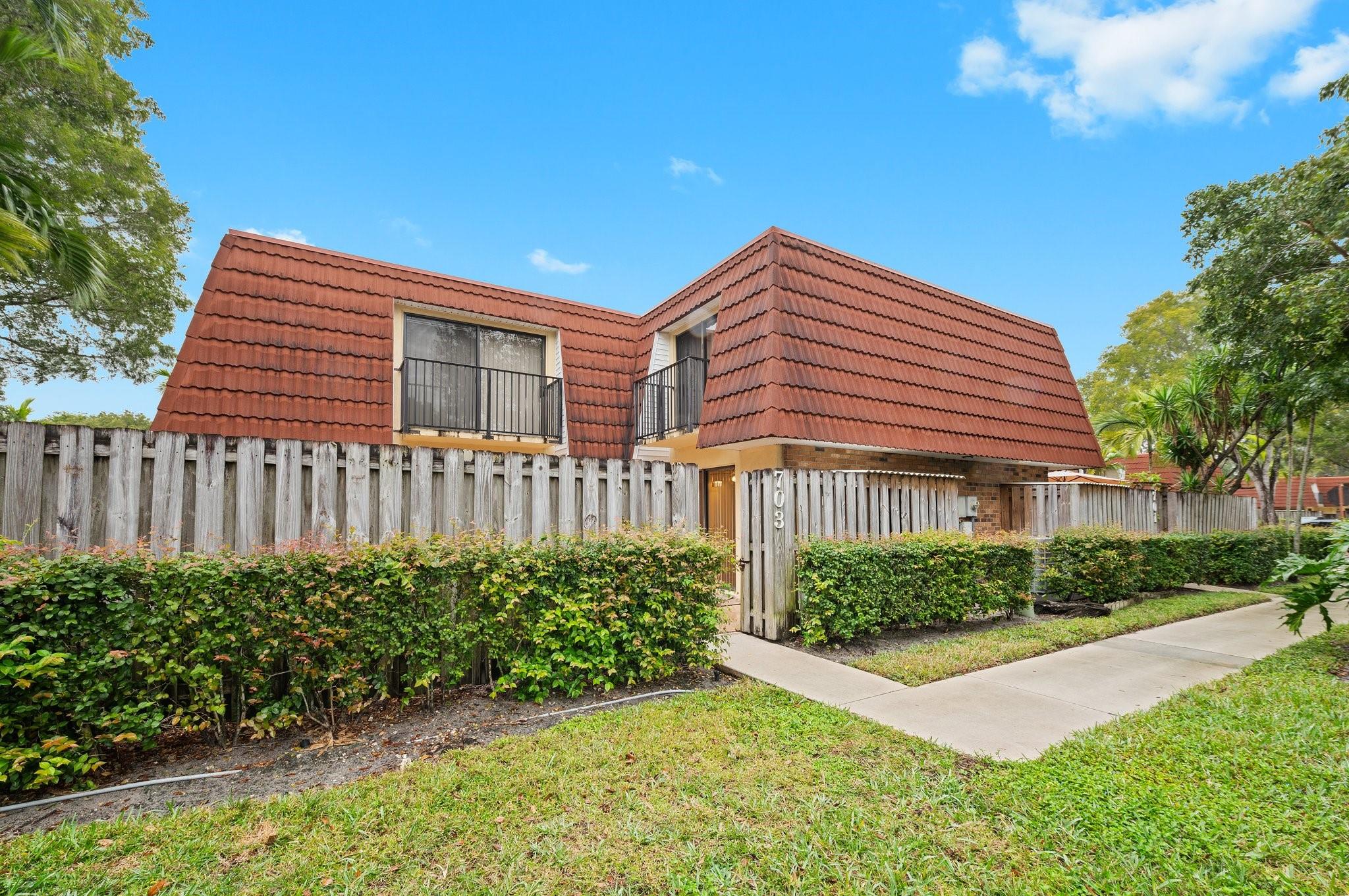 Great Central Park location!!!!!! Corner unit , huge courtyard entry. updated unit with laminate floors , updated kitchen cabinets. Conveniently located close to parks, shopping, restaurants and the highway.