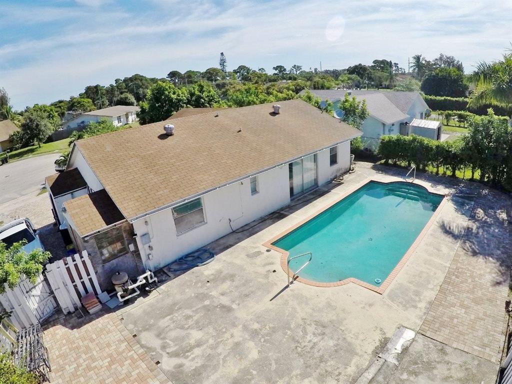 LOVELY 4 BEDROOMS AND 2 BATHROOMS SINGLE FAMILY HOME NESTLED INTO A QUIET NEIGHBORHOOD ON CUL-DE-SAC. ENJOY SITTING ON THE PATIO, SWIMMING IN YOUR POOL OR RELAXING ON YOUR OWN SPA. NO HOME OWNER ASSOCIATION. MAKE YOUR DREAMS COME TRUE. A MUST SEE!!