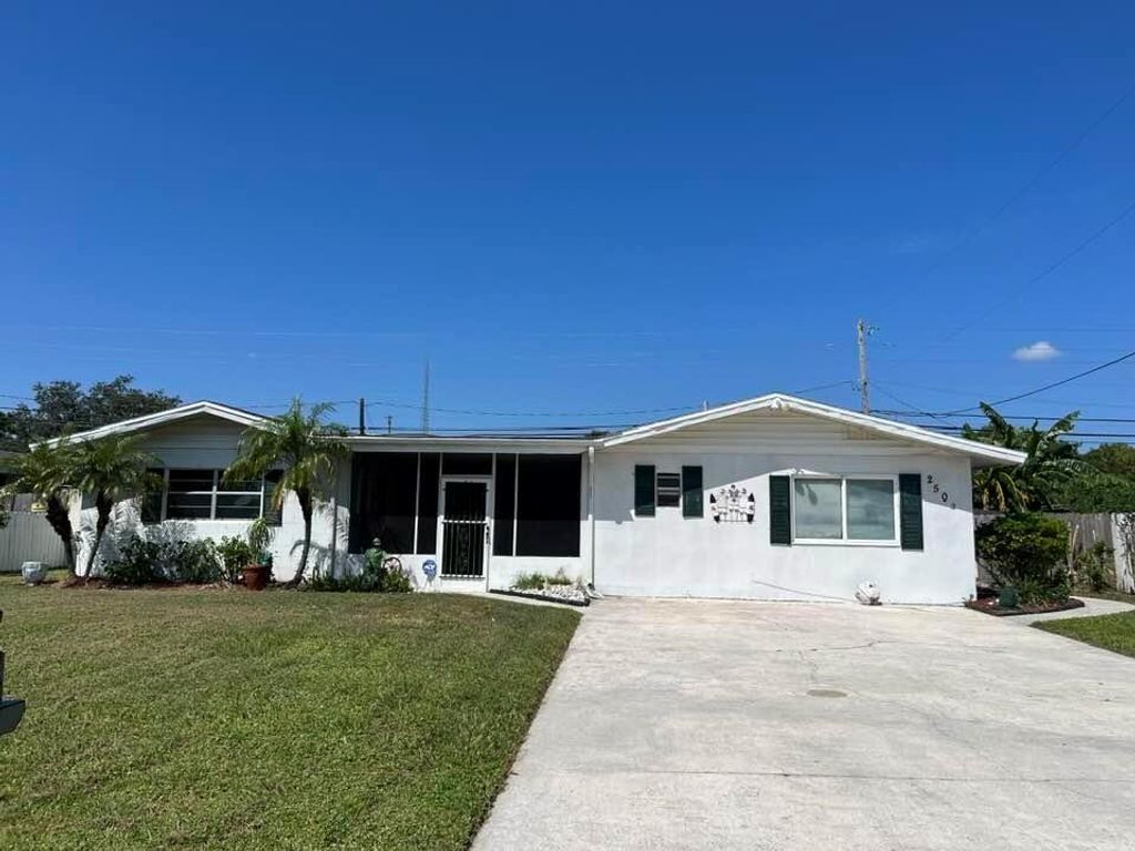 Photo of 2503 Chesterfield Drive, Fort Pierce, FL 34982 (MLS # R10917698)