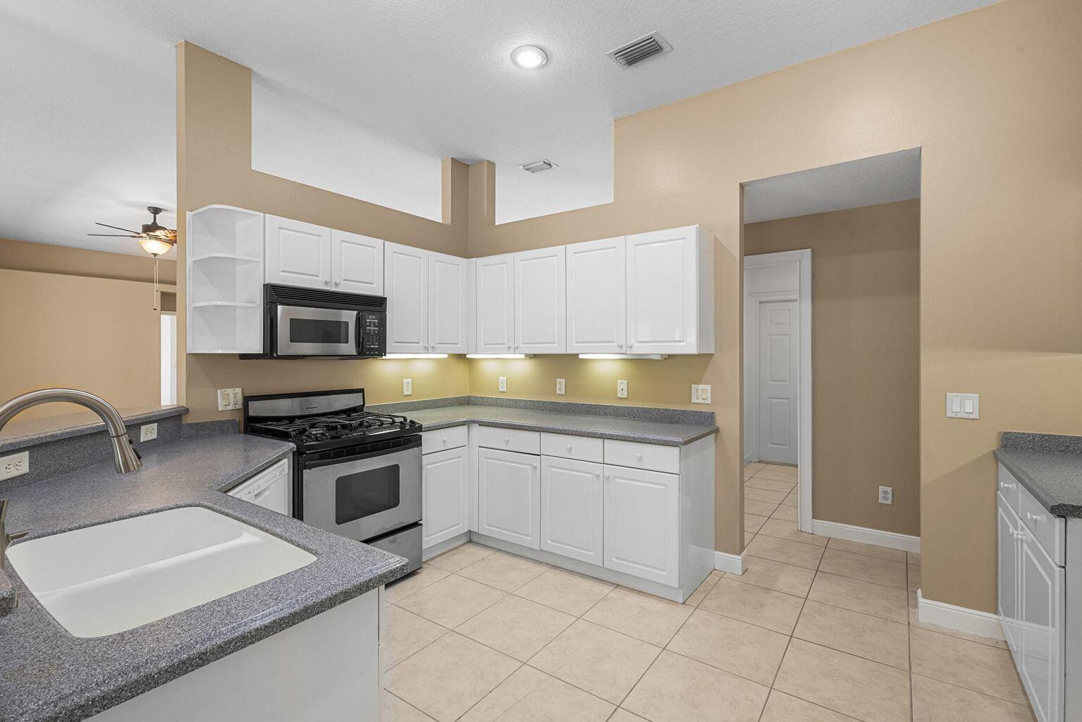 COUNTRY CLUB POINTE - Residential