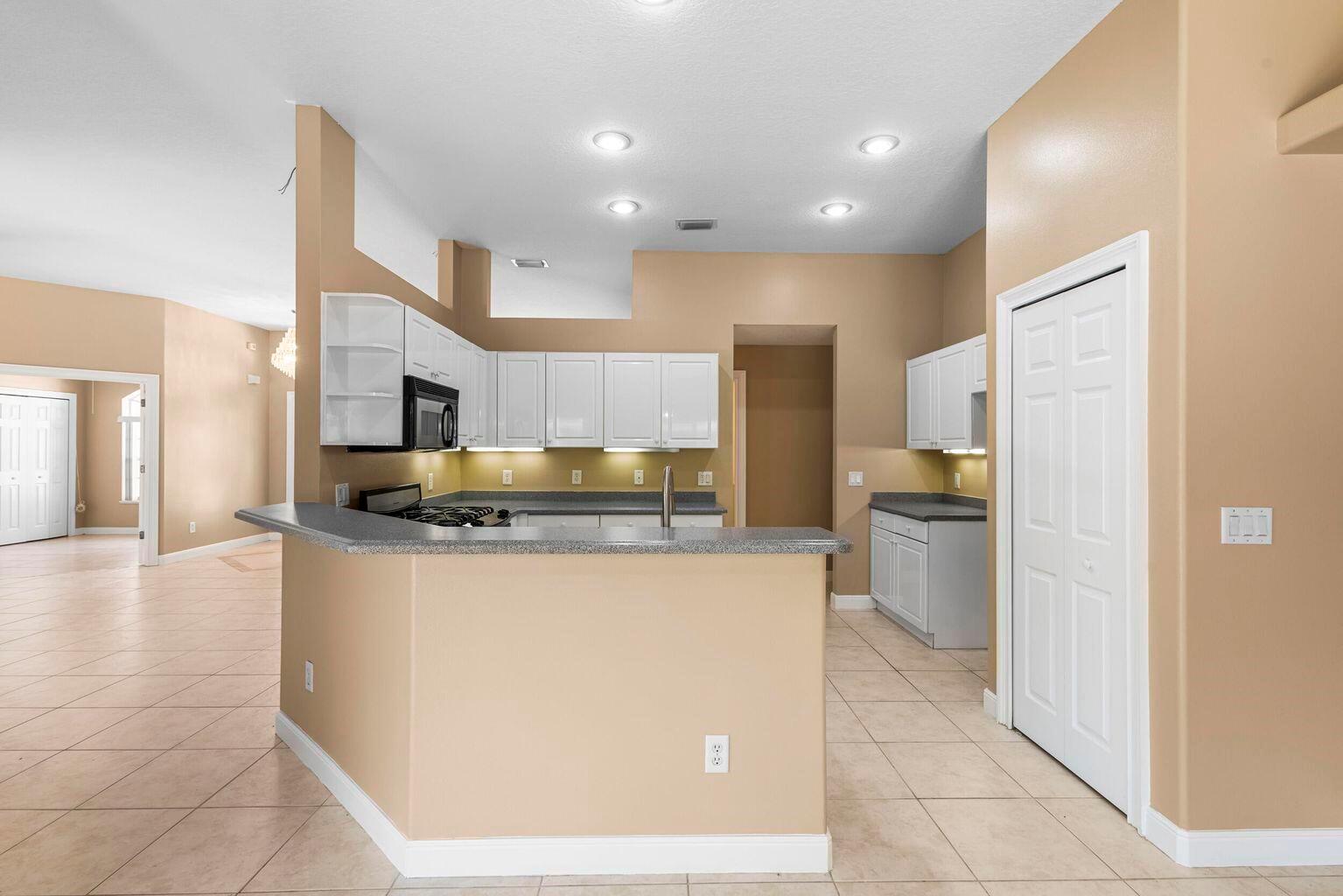 COUNTRY CLUB POINTE - Residential