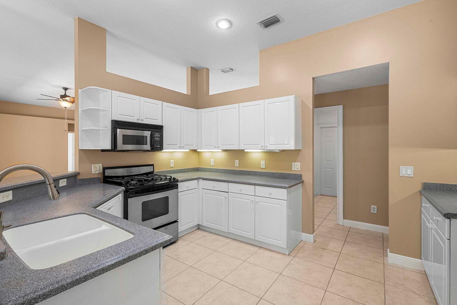 COUNTRY CLUB POINTE - Residential