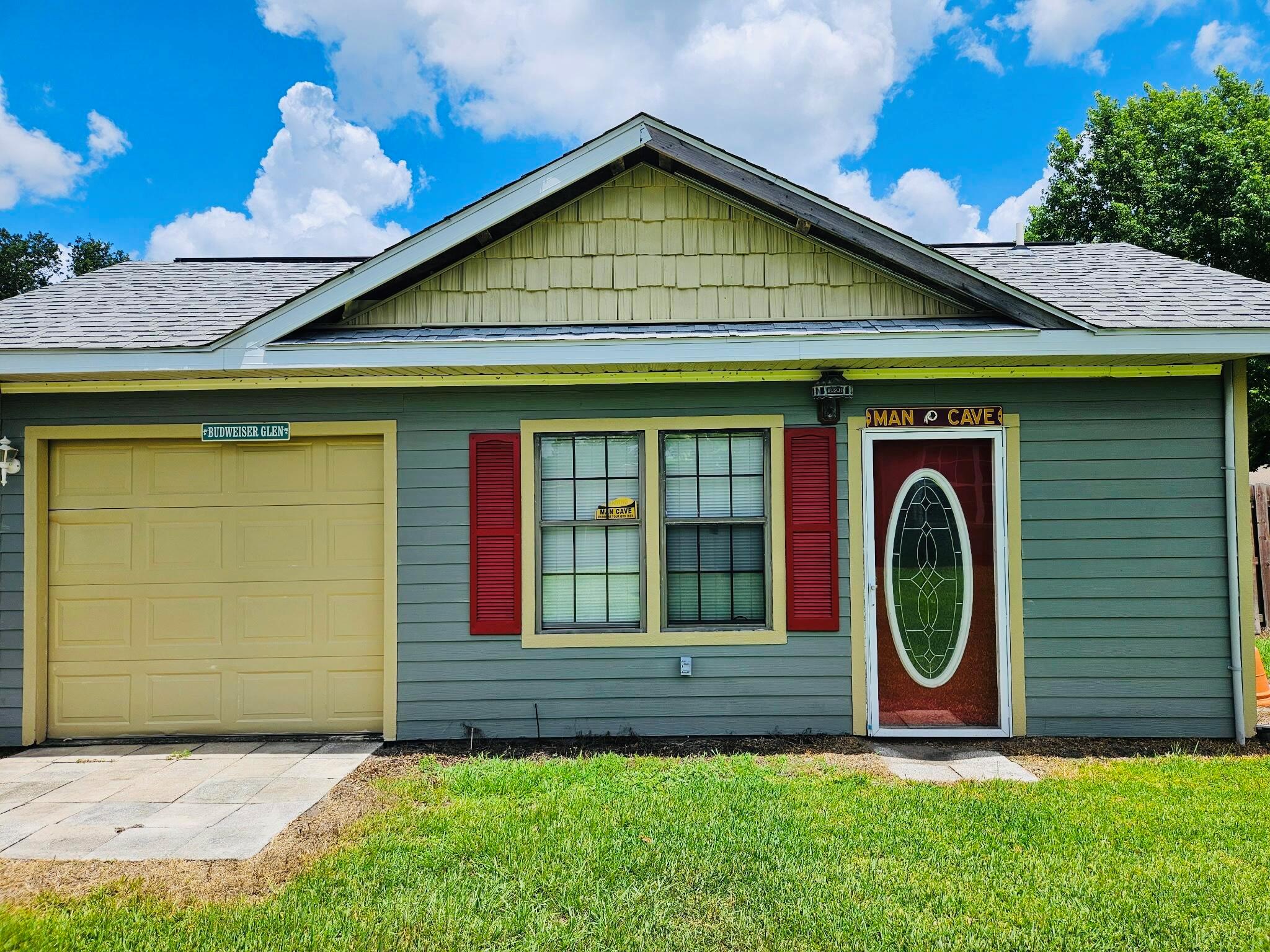 275 SE Gregory Glen
