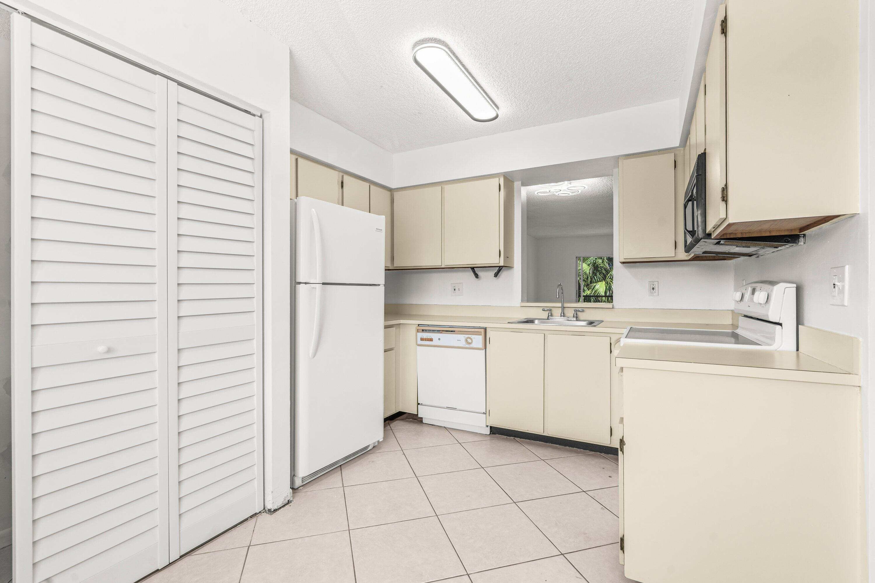 HUNTINGTON LAKES SEC FOUR CONDOS - Residential Lease