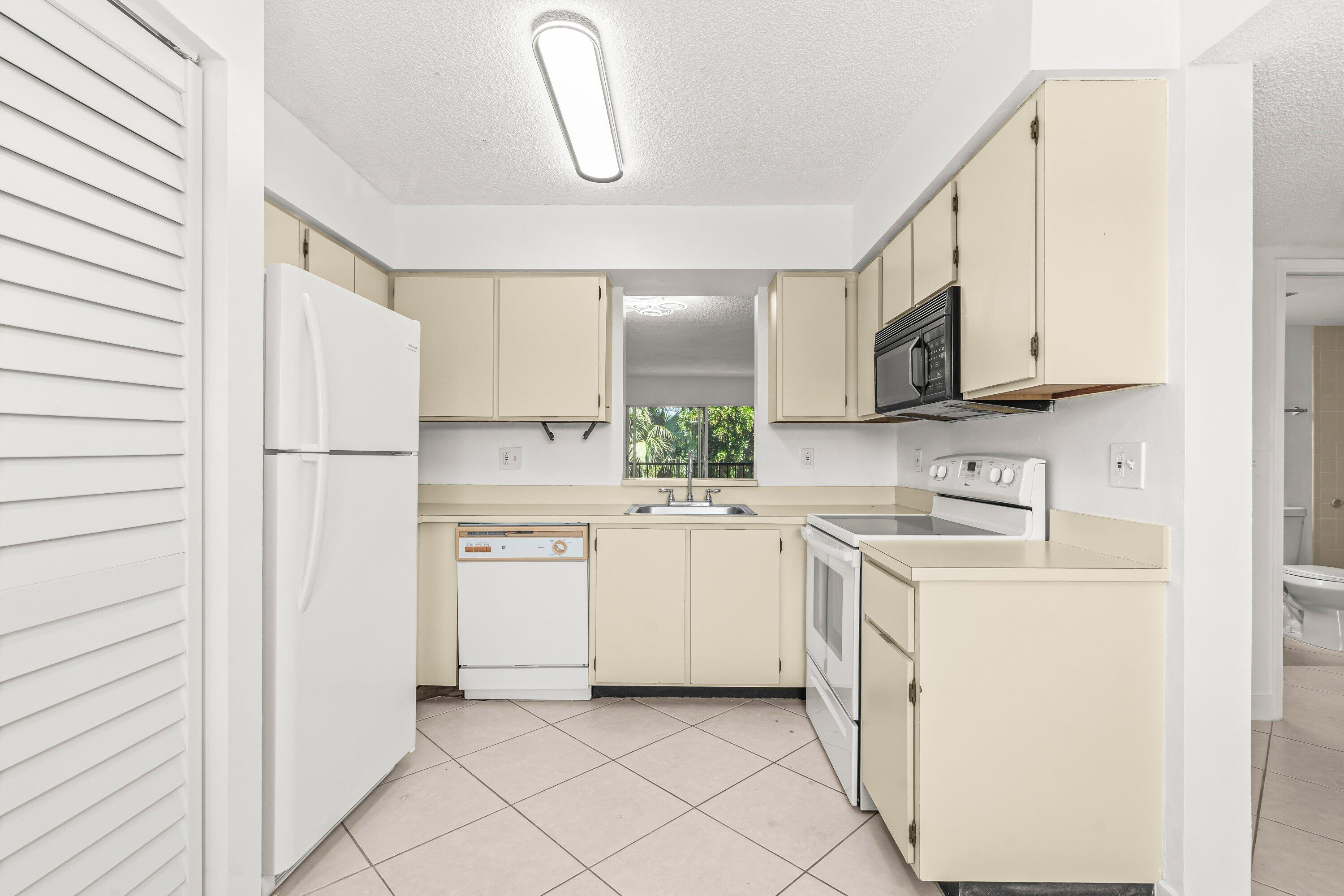 HUNTINGTON LAKES SEC FOUR CONDOS - Residential Lease