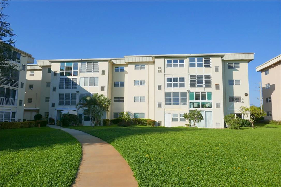 VILLAGE ROYALE ON GREEN - Residential