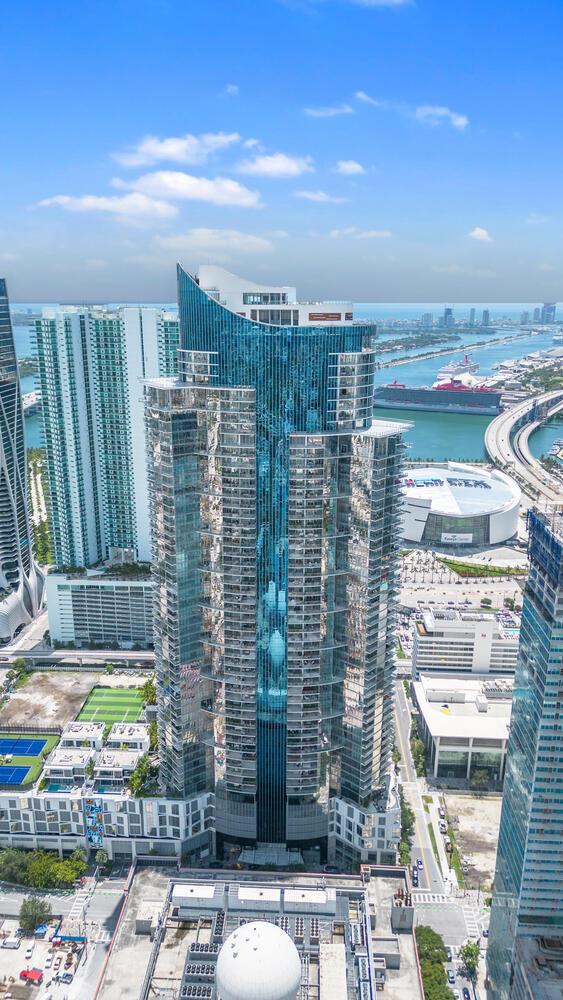Perfect Studio for rent, located in the heart of downtown Miami at the building with the most amenities in the world: PARAMOUNT Miami Worldcenter includes 5 pools, spa, outdoor lounge, summer kitchen, game room, state of the art fitness center, boxing studio, basketball court, racquetball, yoga, observatory, jam room, recording studio and much more.Centrally located near Brightline Train Station, Port of MIA, The Miami Arena and minutes to MIA Airport, Wynwood, Brickell, Miami Beach . This particular unit has amazing views, extra closet spaces, and Private Balcony.