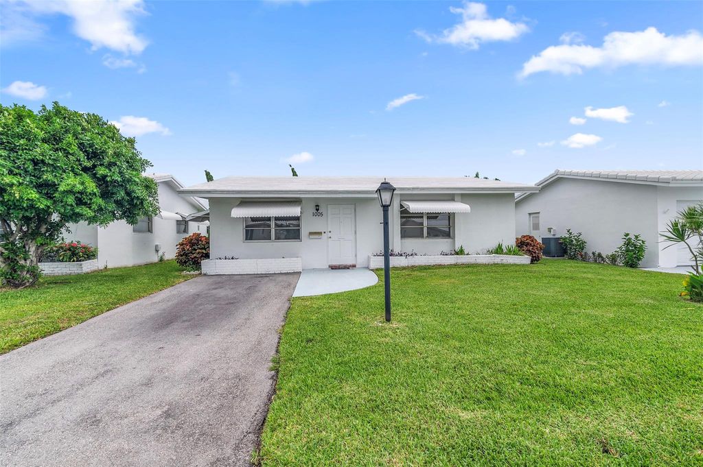 Photo of 1005 SW 3rd Way, Boynton Beach, FL 33426 (MLS # F10522816)