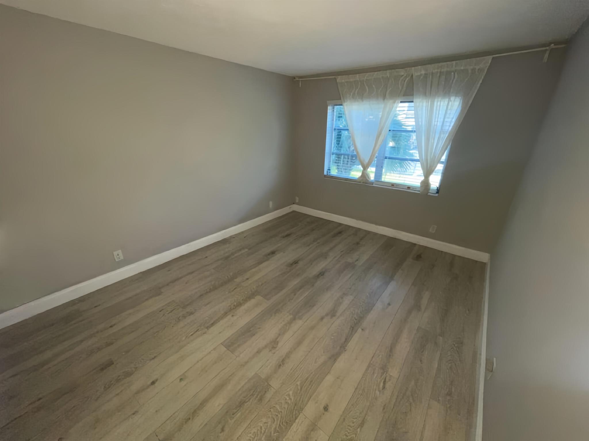 LAUDERDALE OAKS CONDO I - Residential