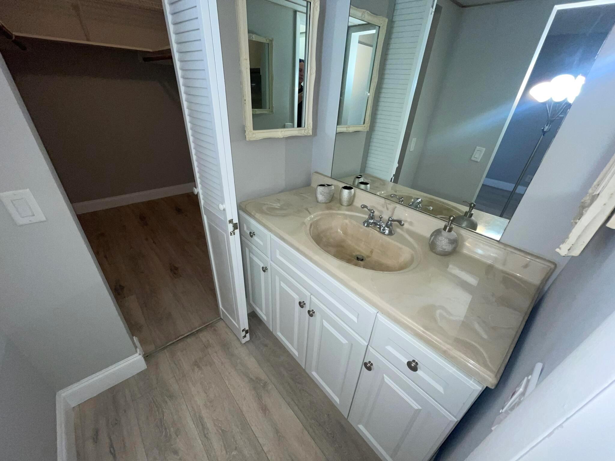 LAUDERDALE OAKS CONDO I - Residential