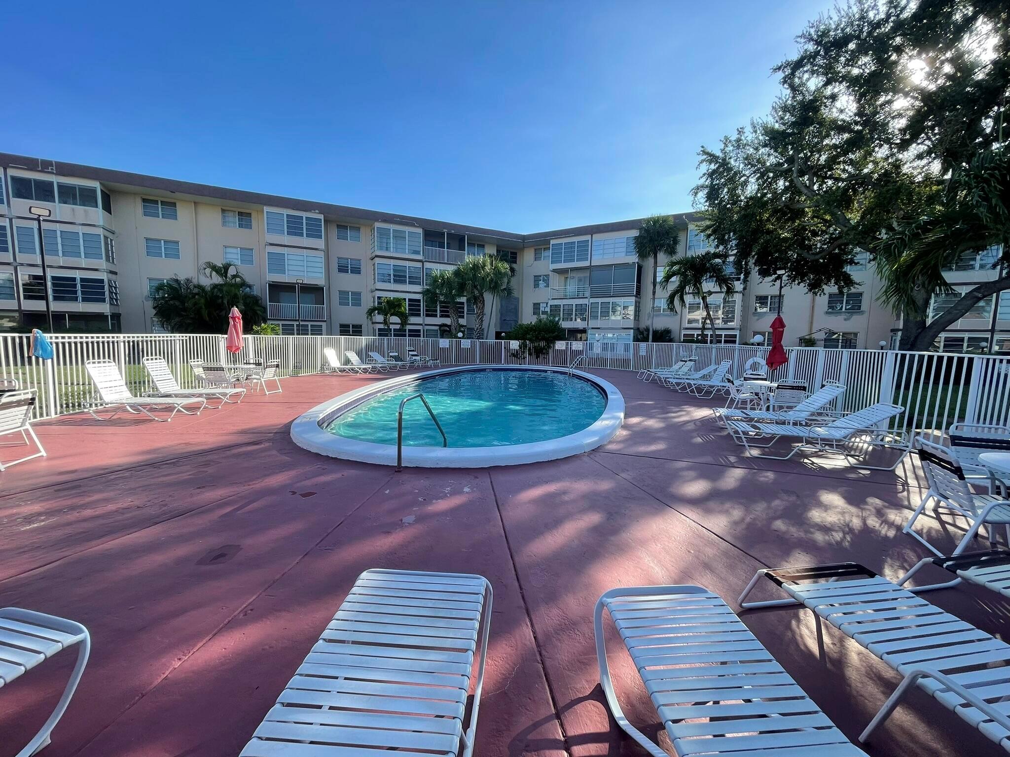 LAUDERDALE OAKS CONDO I - Residential