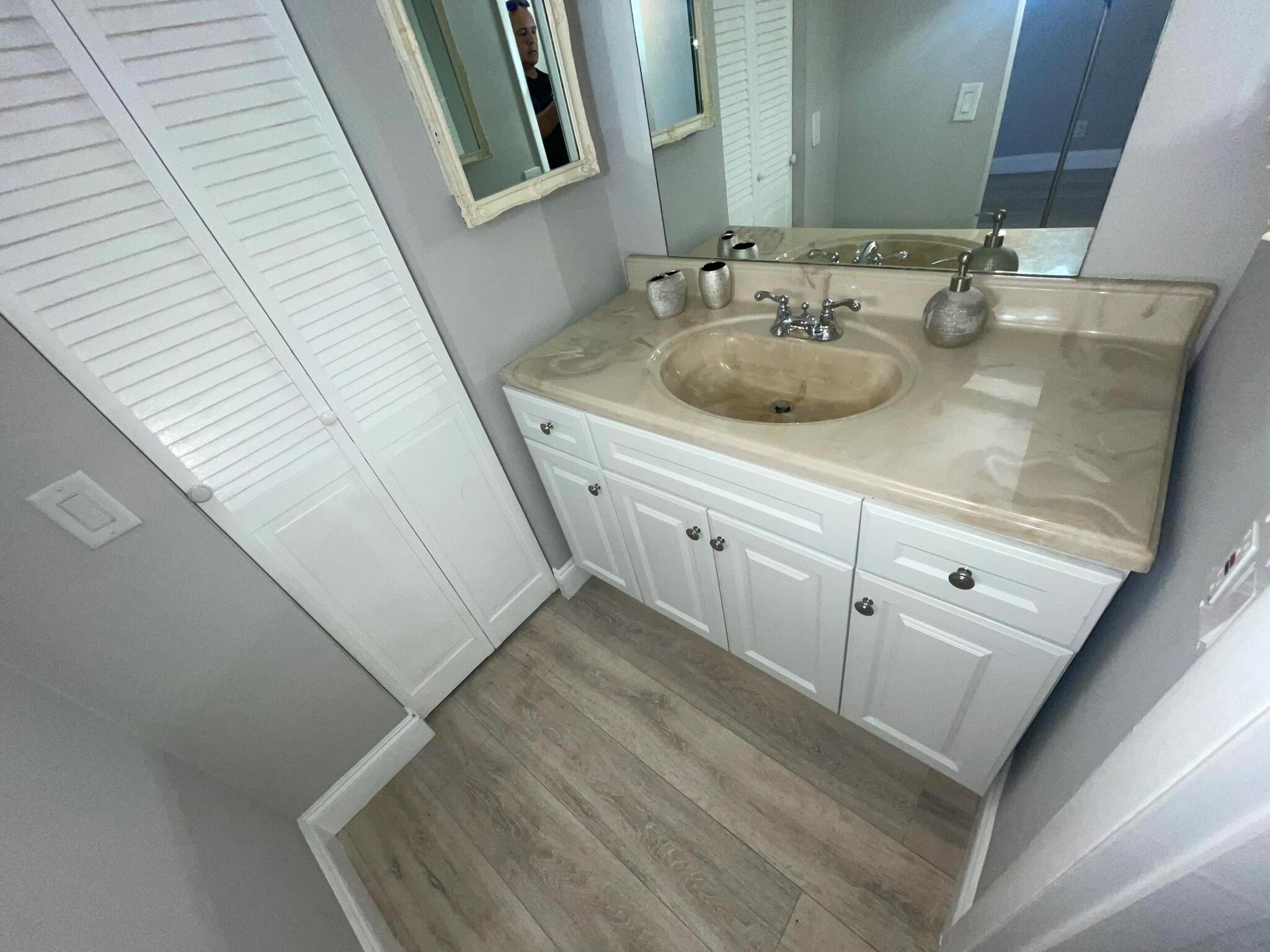 LAUDERDALE OAKS CONDO I - Residential