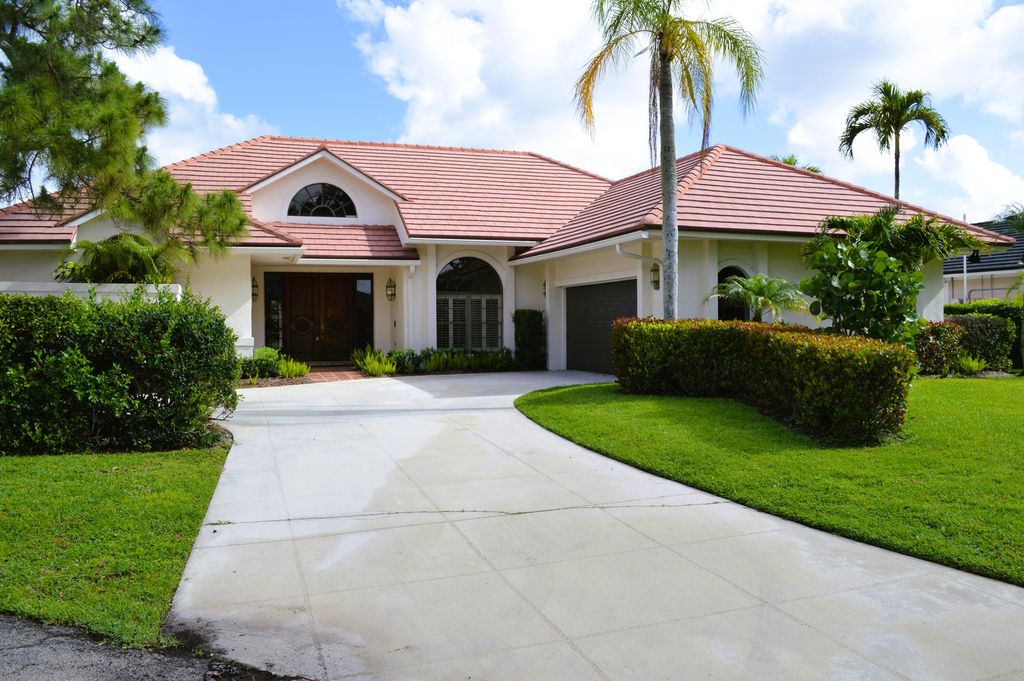 Photo of 4 Lochwick Road, Palm Beach Gardens, FL 33418 (MLS # B26012208)