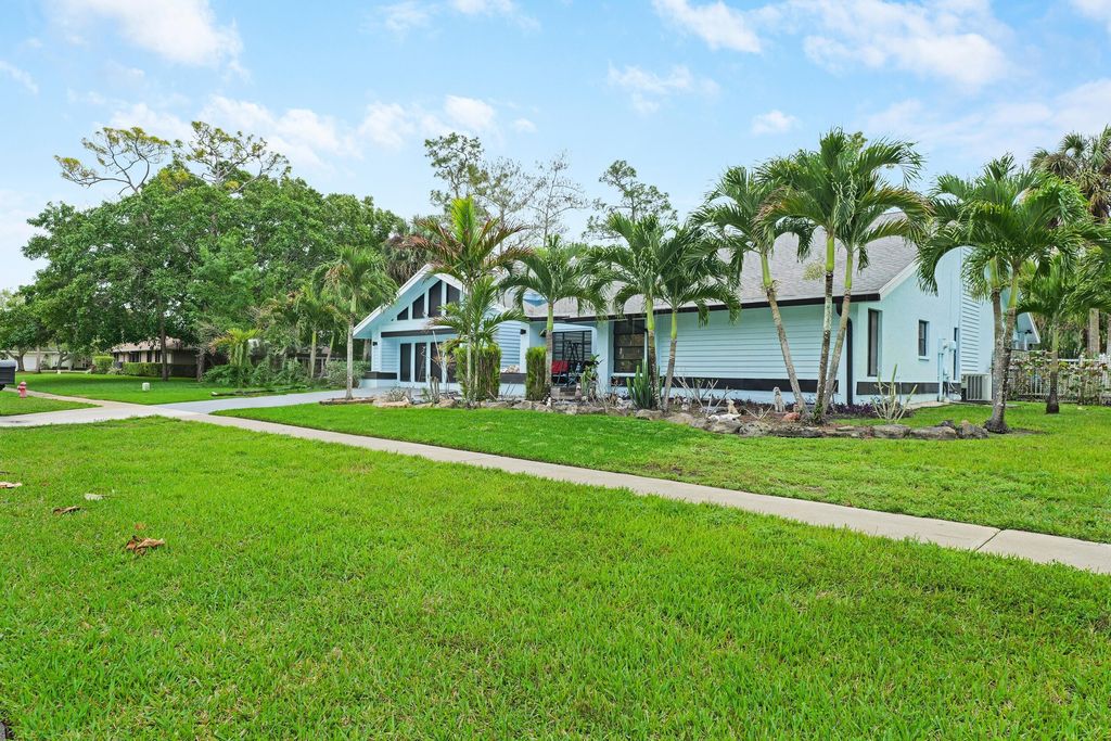 Photo of 13362 La Mirada Circle, Wellington, FL 33414 (MLS # B26004522)