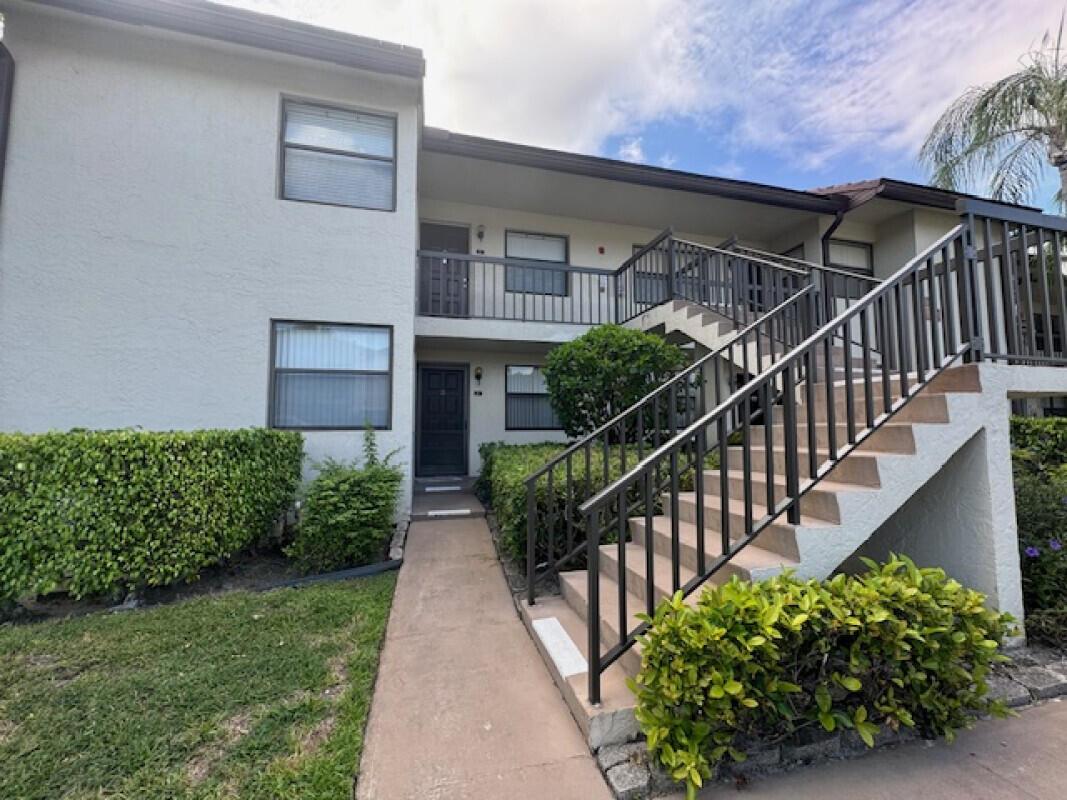 1ST FLOOR CORNER UNIT!!!Completed remodeled with open concept kitchen, dining and living space.Light & bright in highly desirable Lucerne Pointe featuring new appliances, lighting and lot of storage space! Step out onto your screened patio with lake view! Enjoy resort style amenities. Close to shopping, the turnpike and local golf courses.