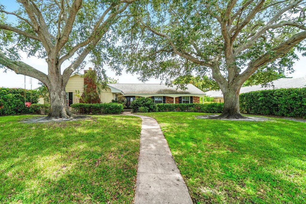 Photo of 222 Fairway W, Tequesta, FL 33469 (MLS # R11111879)