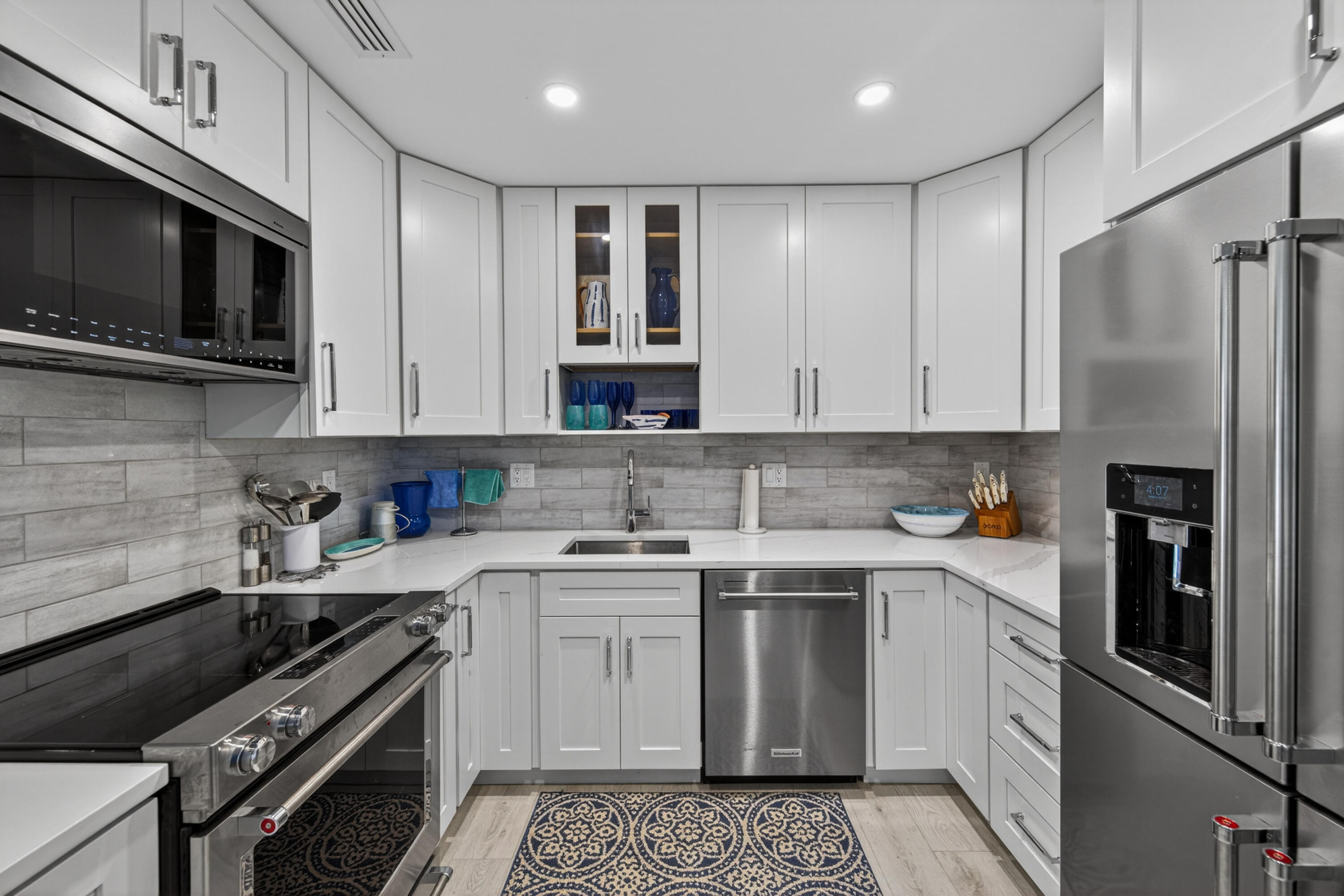 BAY COLONY CLUB CONDO - Residential Lease