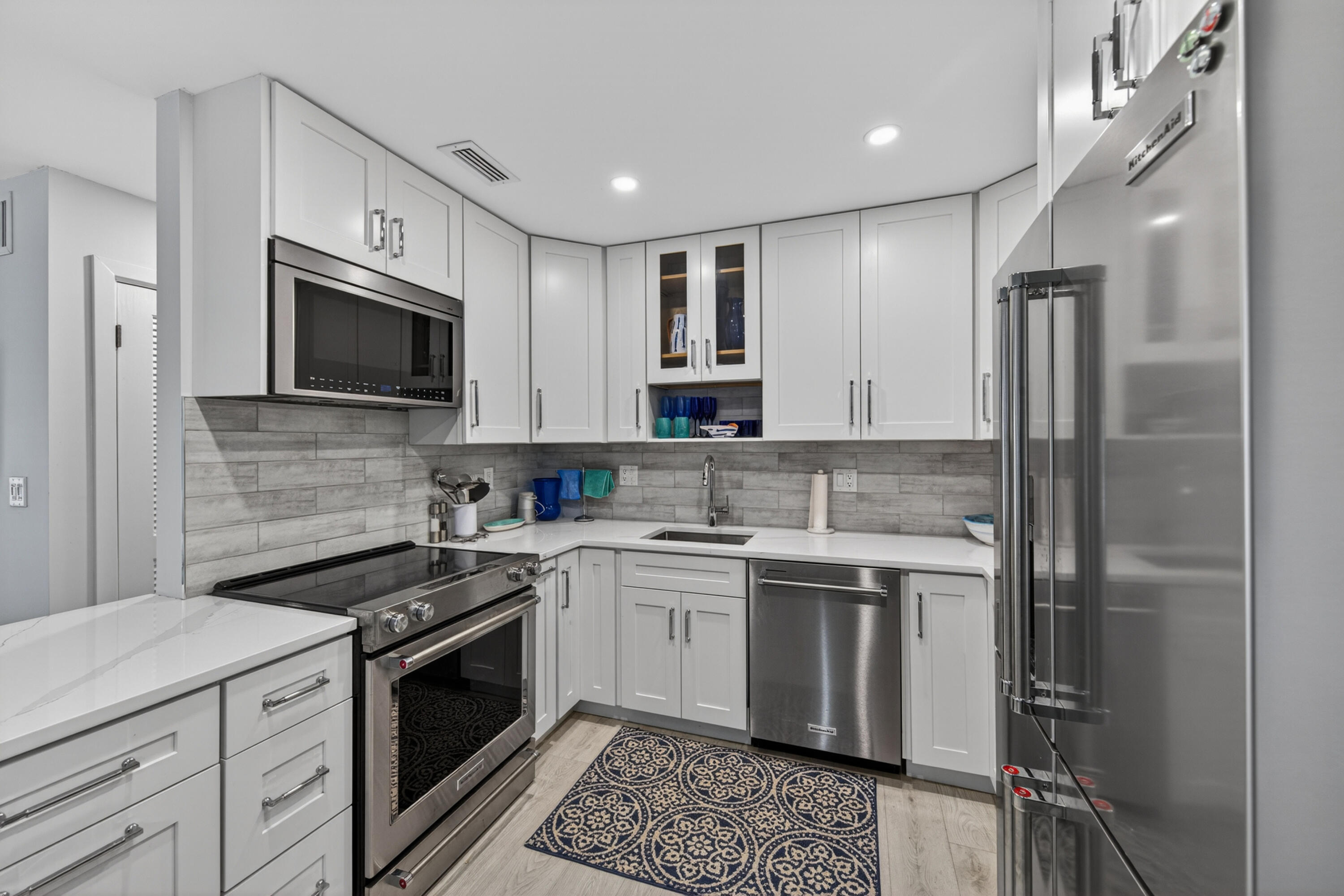 BAY COLONY CLUB CONDO - Residential Lease