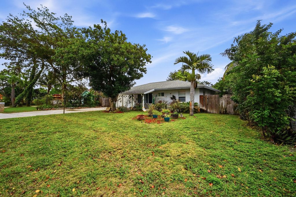 Photo of 2316 SE 1st Street, Boynton Beach, FL 33435 (MLS # B26003690)