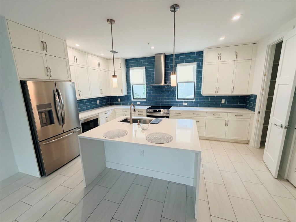 Photo of 613 NE 22nd Drive #613, Fort Lauderdale, FL 33305 (MLS # F10552716)