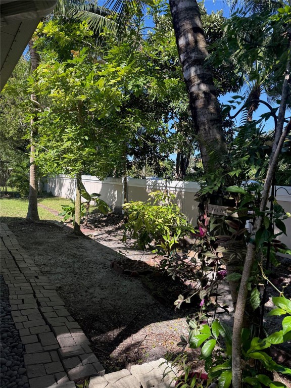 Oak Wood 80-39 B - Residential