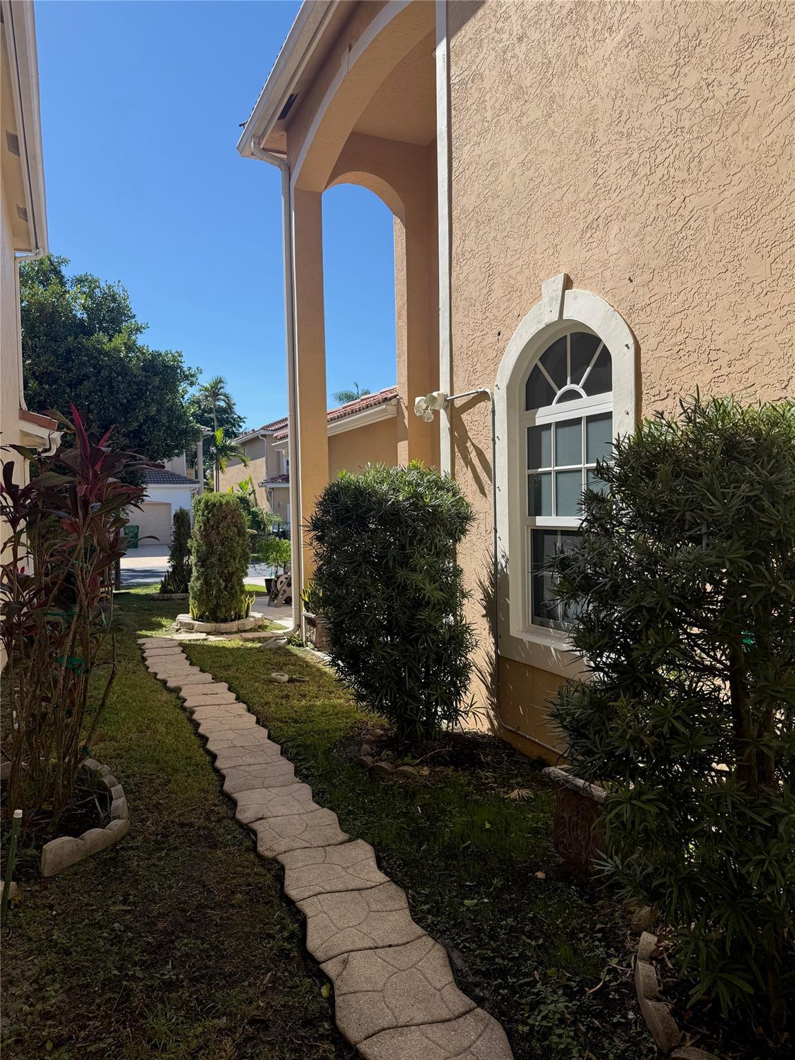 Oak Wood 80-39 B - Residential