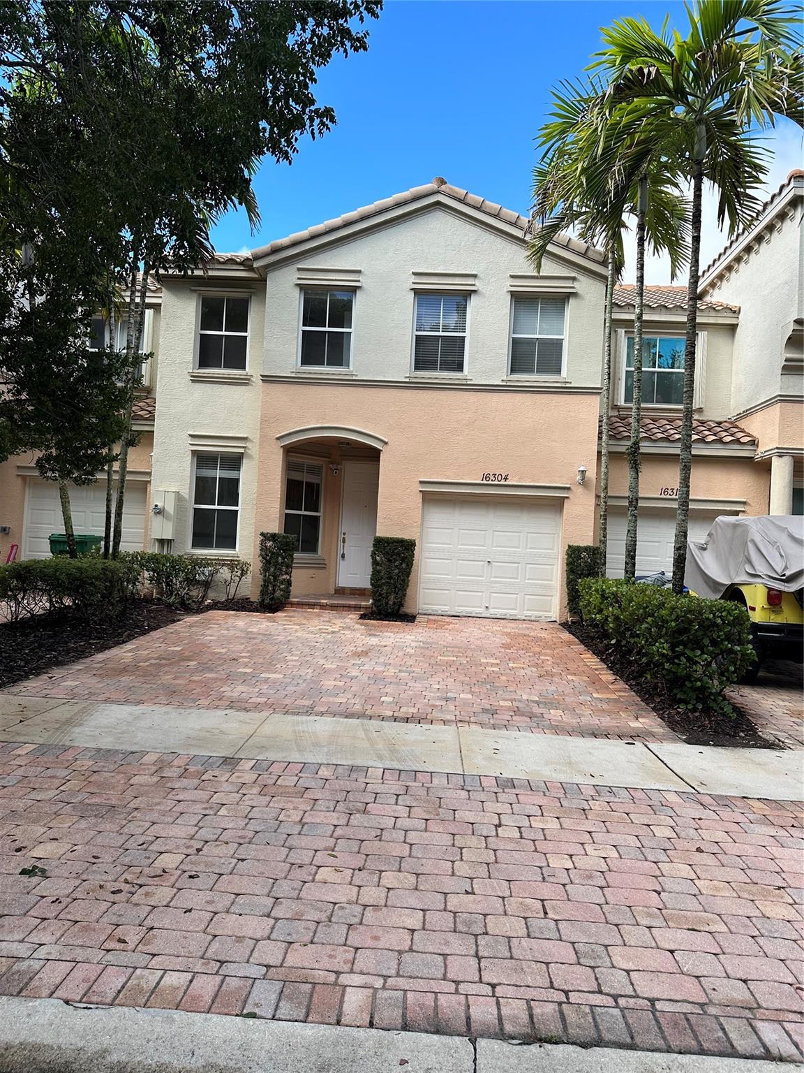 Large Townhome 3/2 garage upgraded kitchen Under 500k