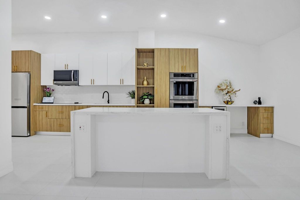 Photo of 11305 Lakeview Dr #7-M, Coral Springs, FL 33071 (MLS # F10427330)