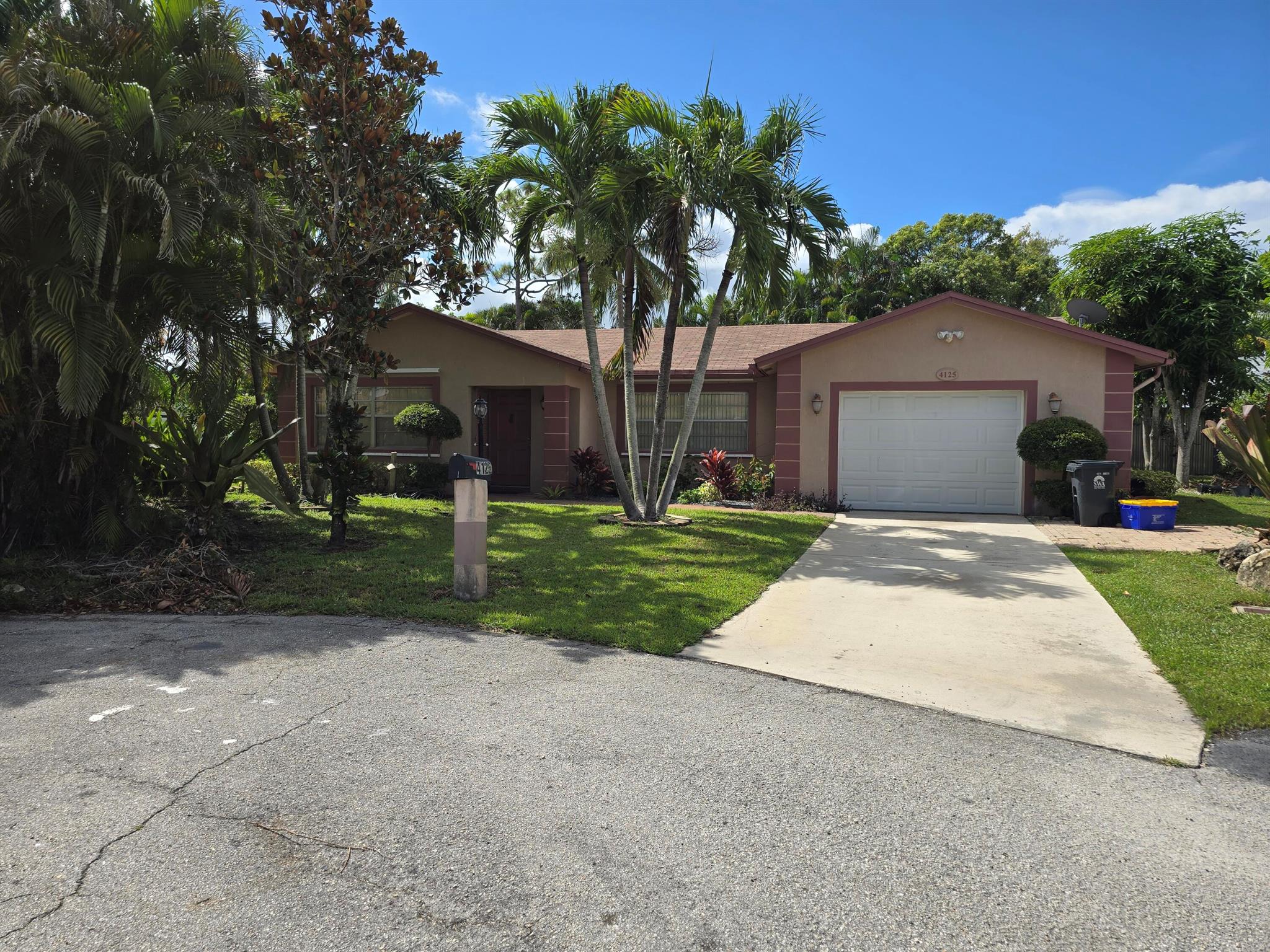 Spacious 3 Bedroom 2 Bath on Cul De Sac in one of the most sought after communities in Lake Worth. Close to Schools, Shopping, Movies, Minutes to Beach, Turnpike and I-95Tenant pays Electric Water and Lawn care