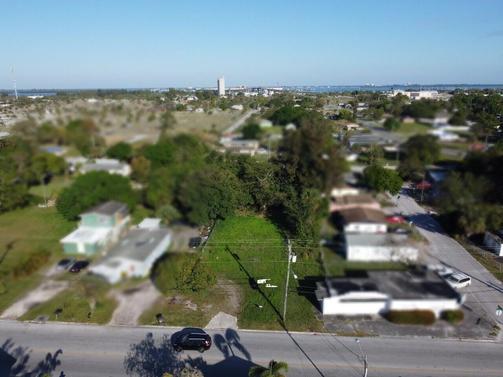 Photo of 910 N 13th N Street, Fort Pierce, FL 34950 (MLS # R11066236)