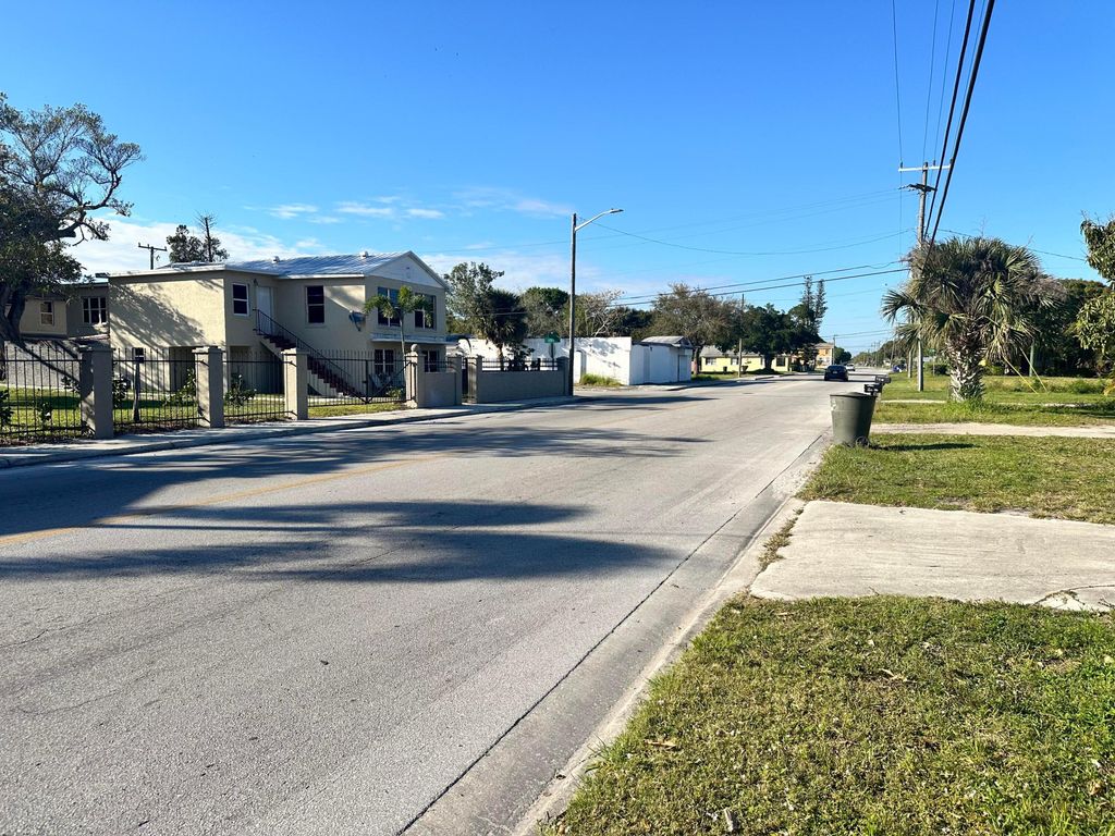 Photo of 910 N 13th N Street, Fort Pierce, FL 34950 (MLS # R11066236)