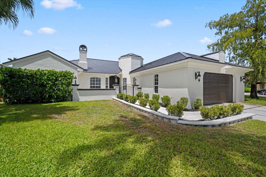 Photo of 404 INDIGO Avenue, Wellington, FL 33414 (MLS # B26054915)