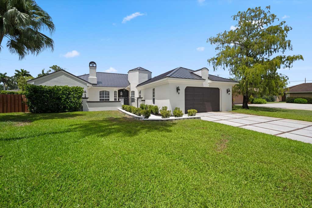 Photo of 404 INDIGO Avenue, Wellington, FL 33414 (MLS # B26054915)