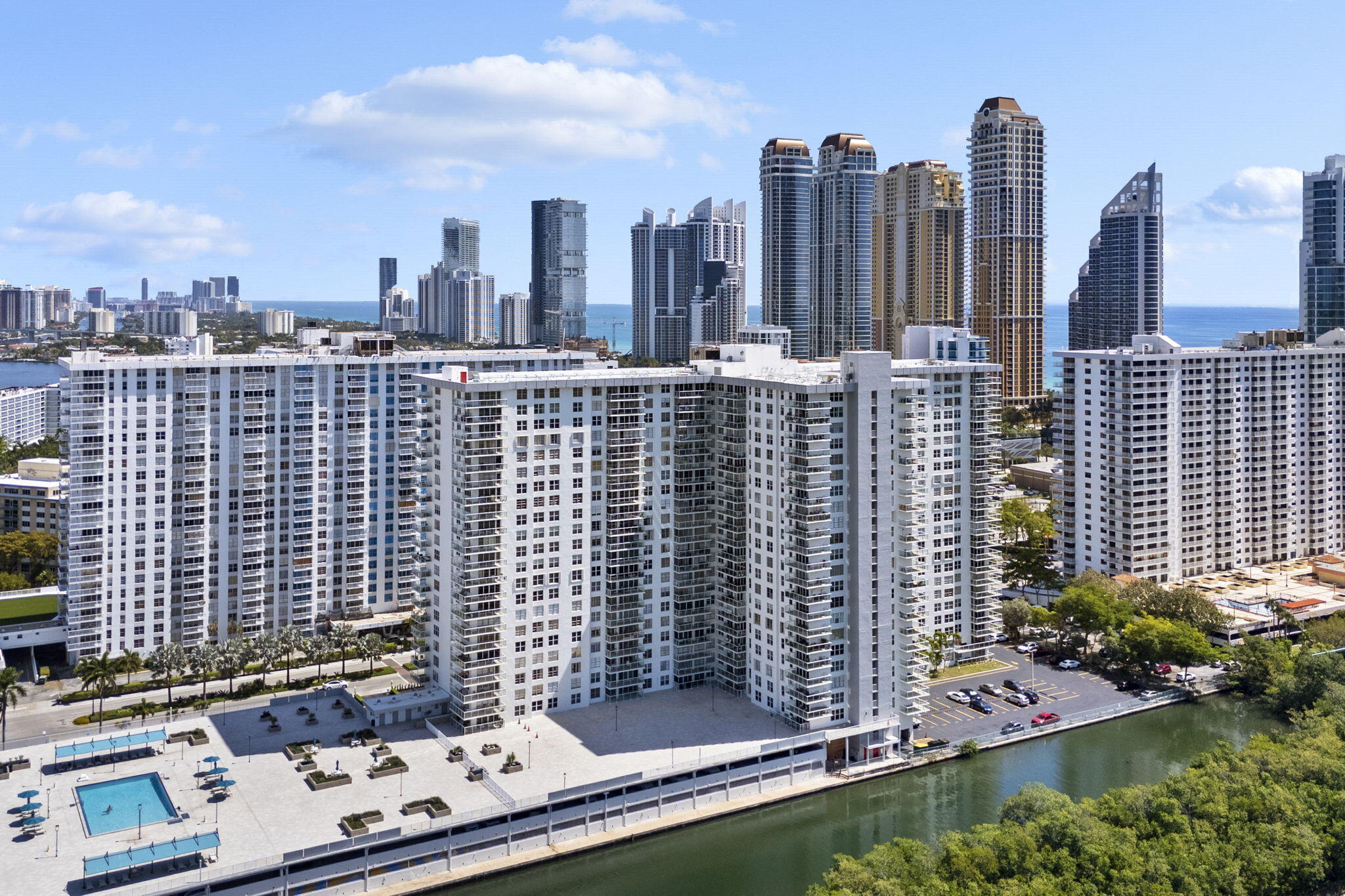 WINSTON TOWER 300 CONDO - Residential