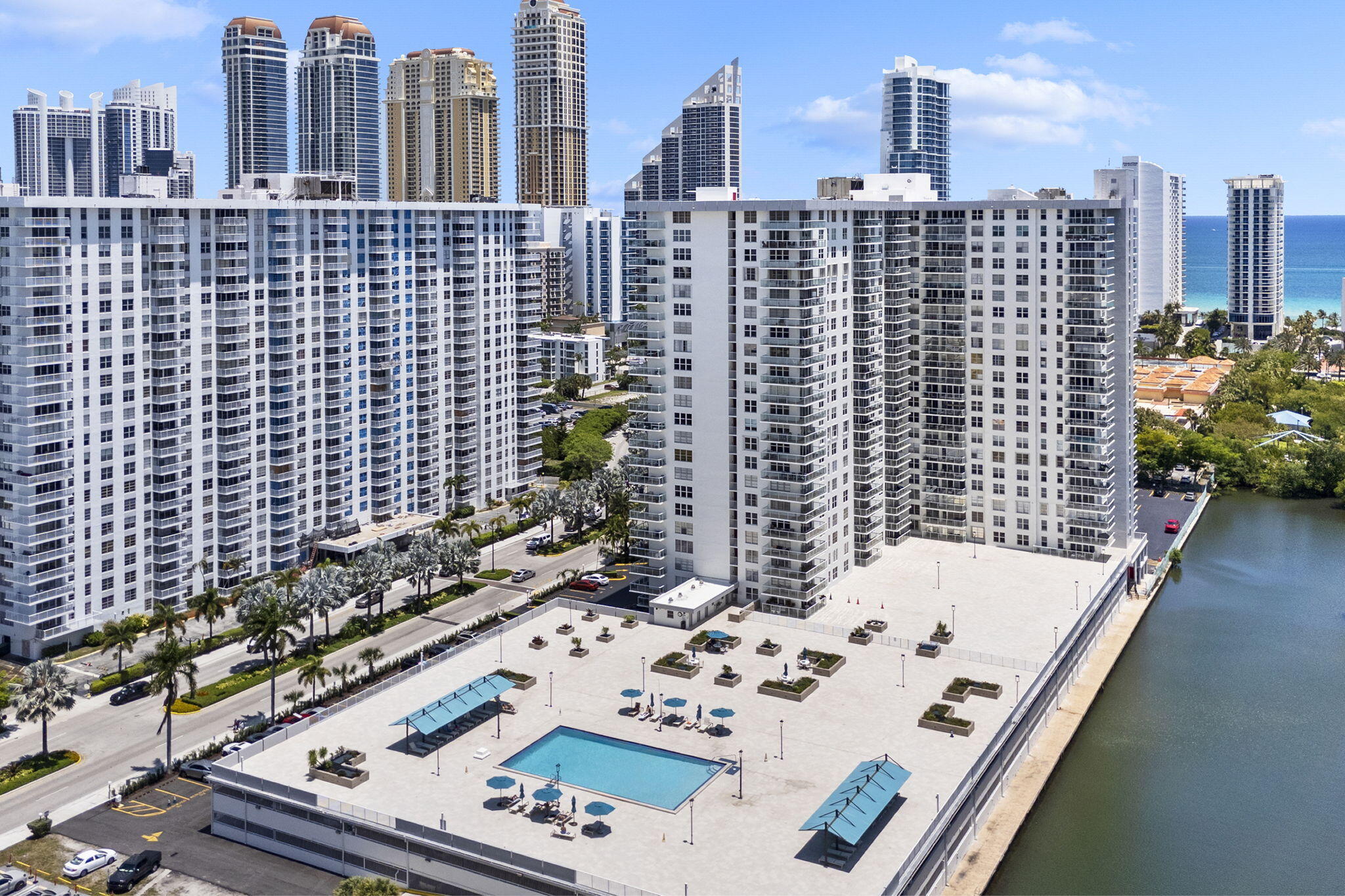 WINSTON TOWER 300 CONDO - Residential