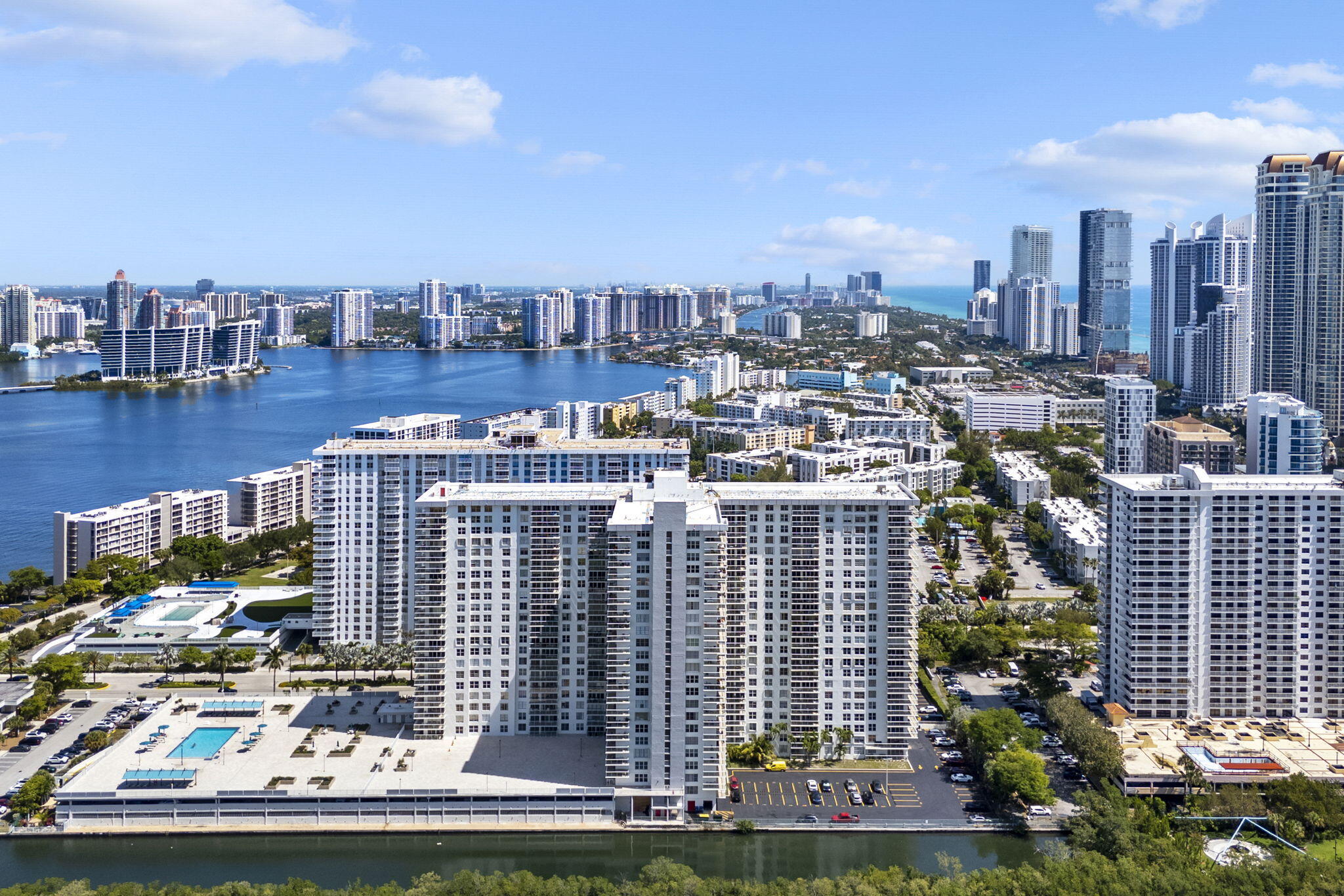 WINSTON TOWER 300 CONDO - Residential