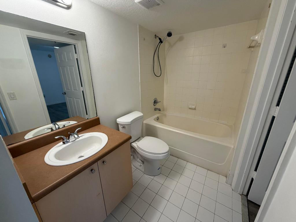 EMERALD ISLE AT LAGUNA LAKES CONDO - Residential Lease