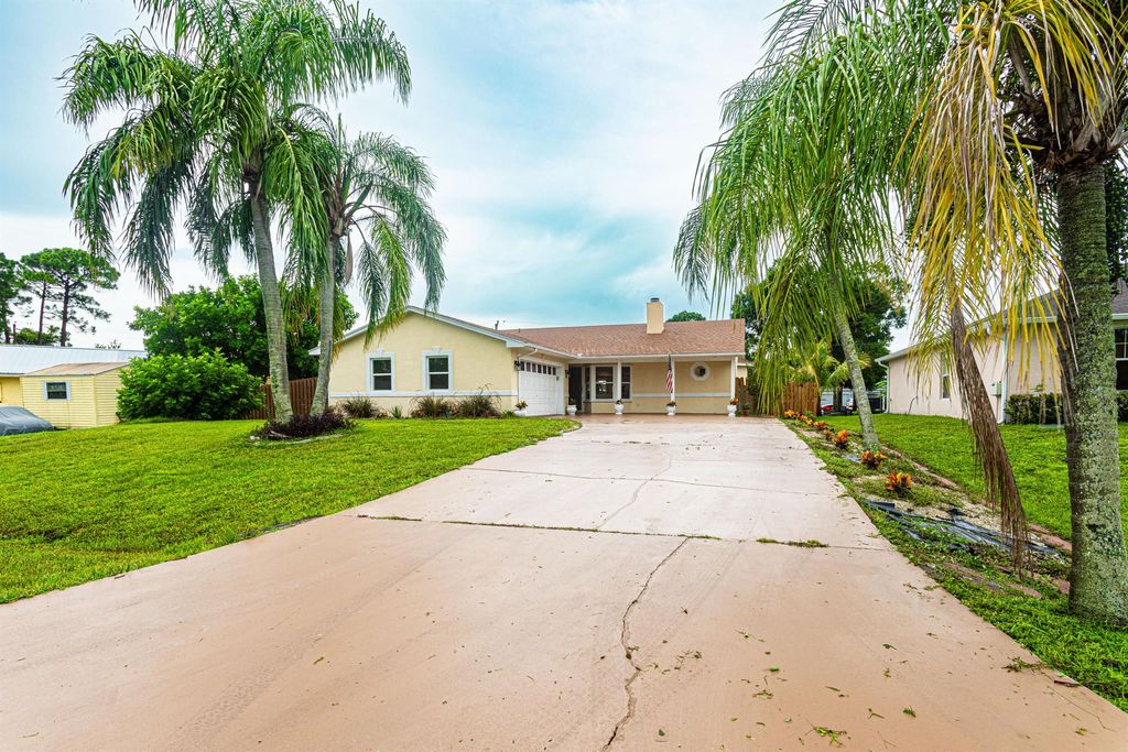 Photo of 374 NE Glentry Avenue, Port St Lucie, FL 34983 (MLS # R10907975)