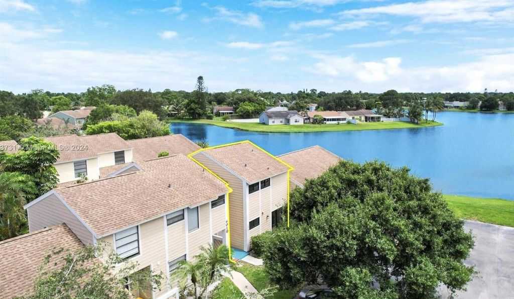 Photo of 402 Lakewood Ct #2b, Jupiter, FL 33458 (MLS # R11124630)