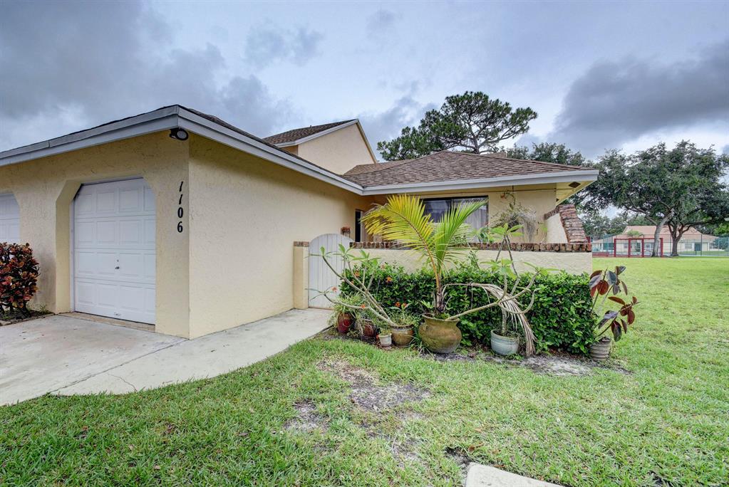 GREAT 2 BEDROOM/2 BATHROOM TOWNHOME WITH A FRONT AND SCREENED IN BACK PATIO.CENTRALLY LOCATED IN GREENACRES. CLOSE TO SHOPPING, ENTERTAINMENT, RESTAURANTS AND SOUTHERN BLVD. WITHIN THE DEVELOPMENT THERE IS A POOL, PLAYGROUND AND PARK.