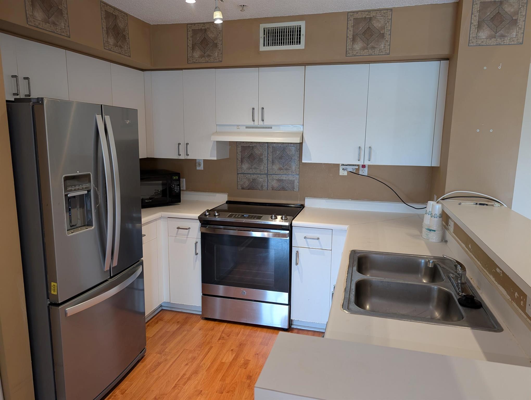 2 Bedroom, 2 bath, 3rd (top) floor unit steps from pool and gym! Close to great schools and amenities. Light and bright with excellent views. Offered unfurnished.