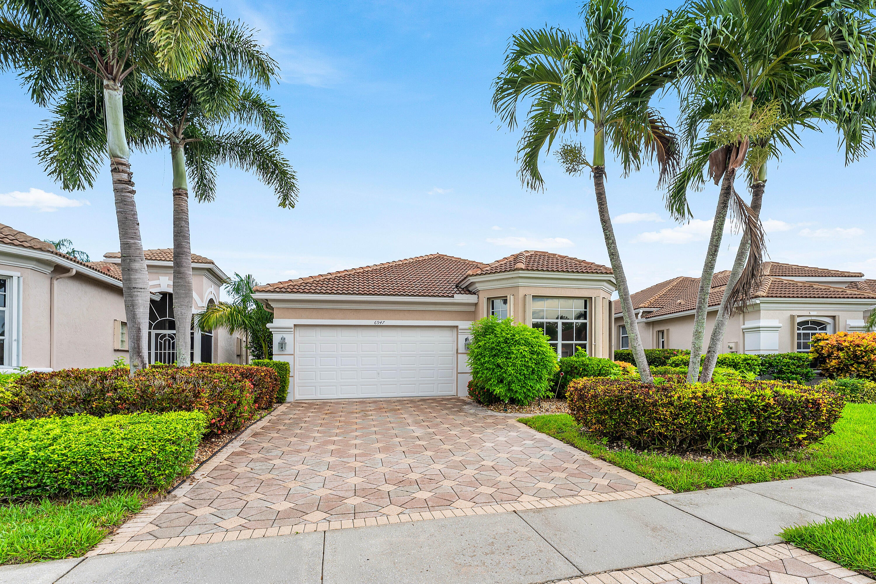 6947 FAIRWAY LAKES Drive