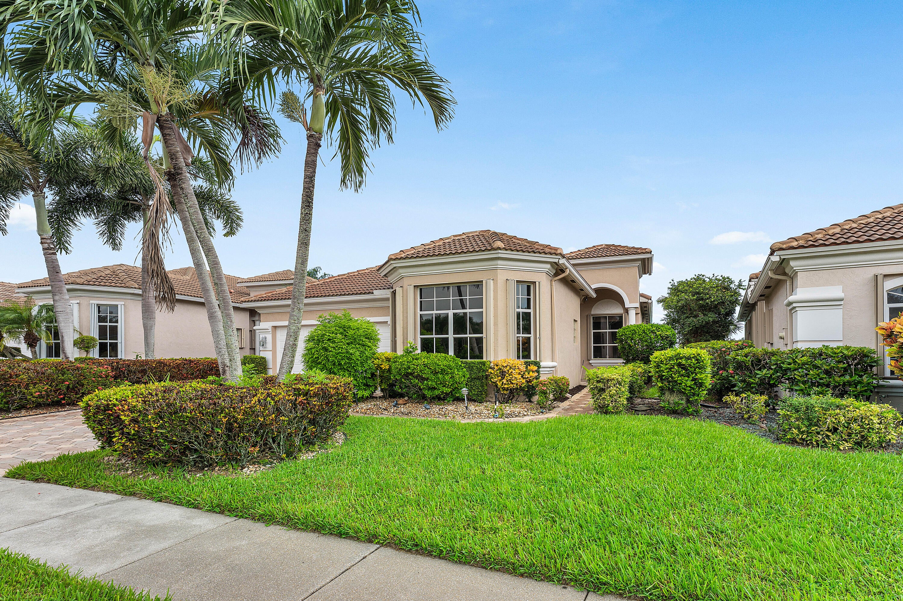 6947 FAIRWAY LAKES Drive