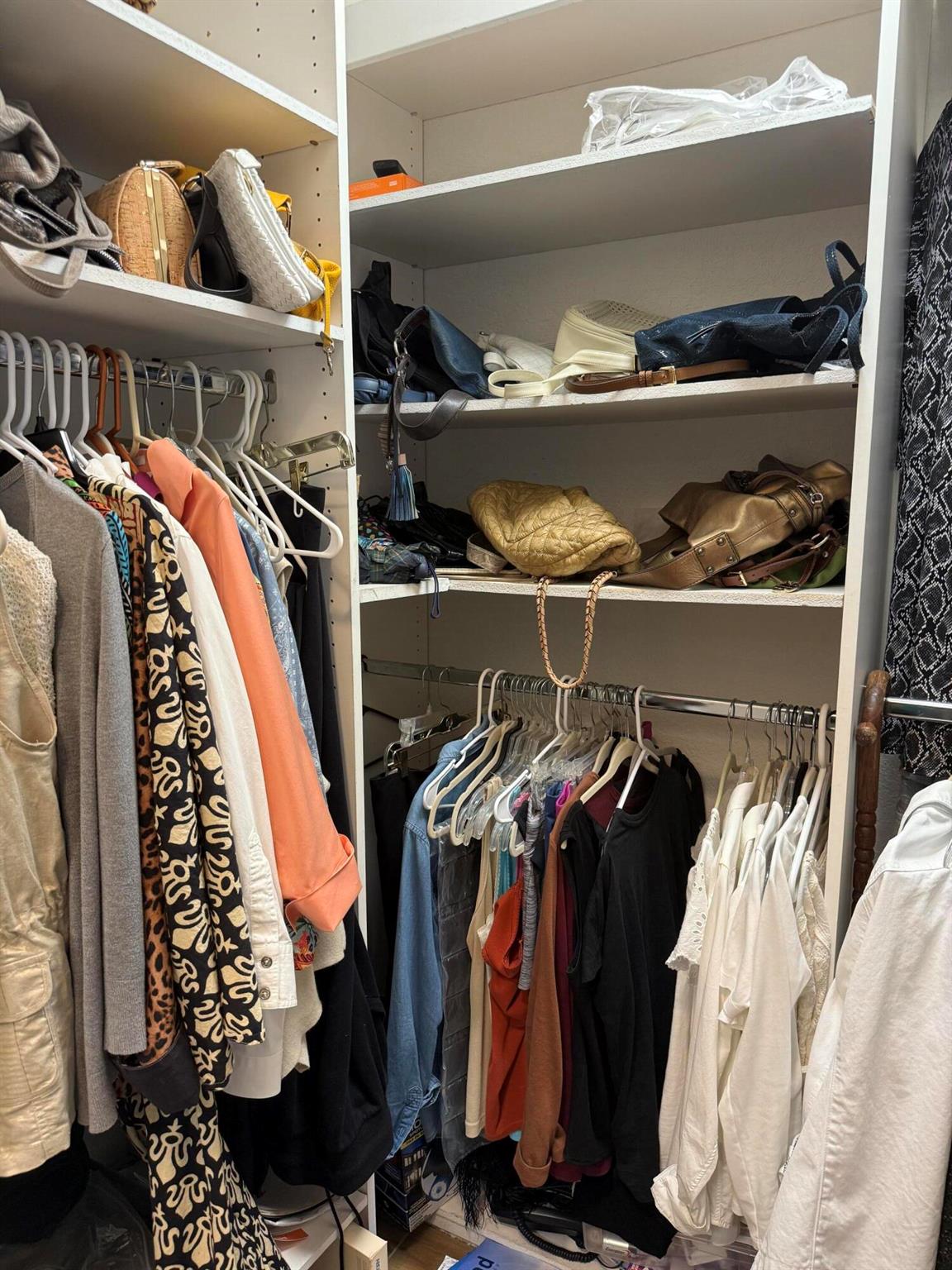 VALENCIA LAKES - Residential