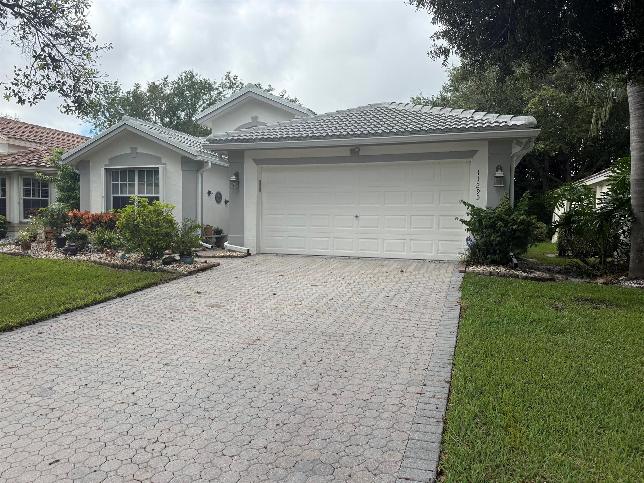 VALENCIA LAKES - Residential