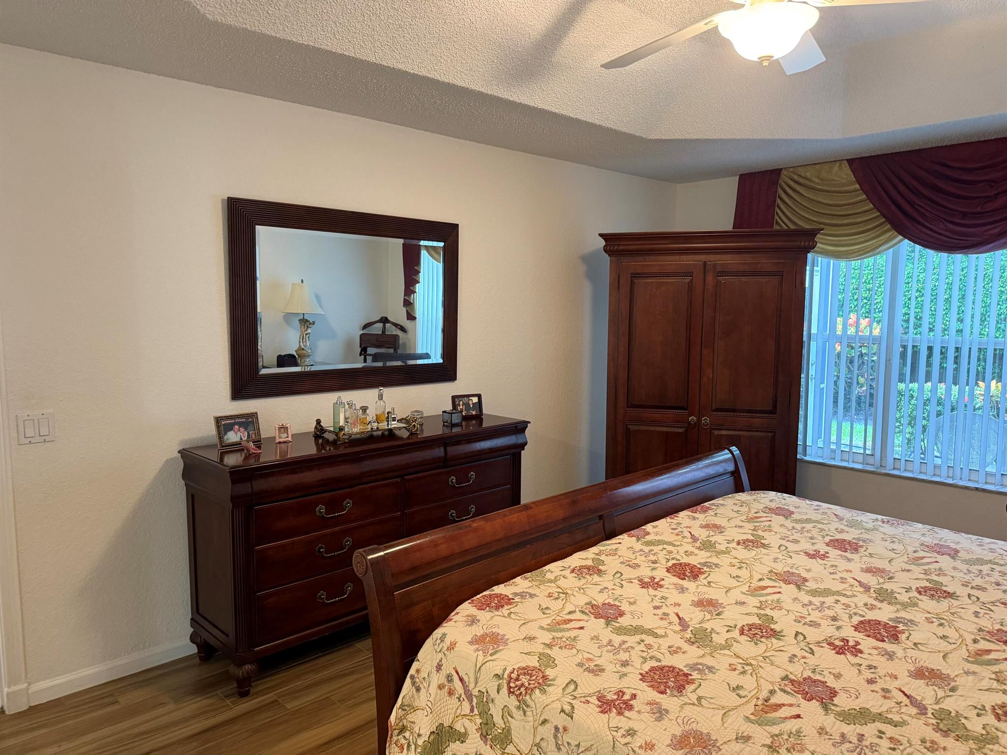 VALENCIA LAKES - Residential