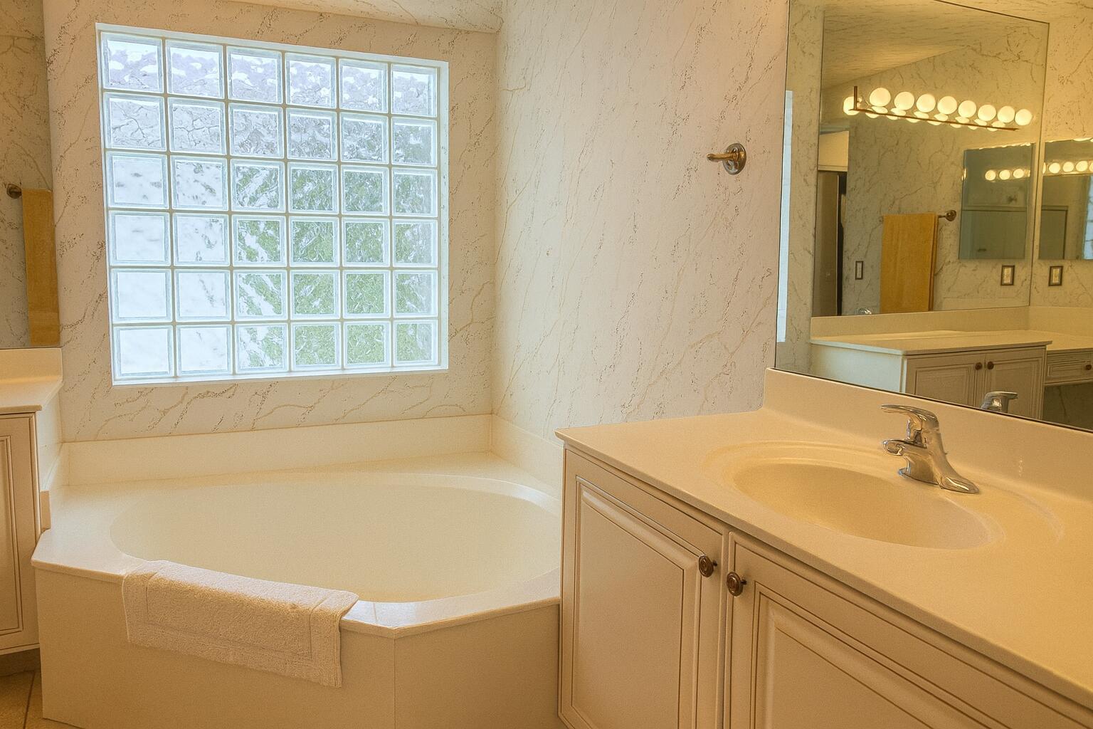 VALENCIA LAKES - Residential