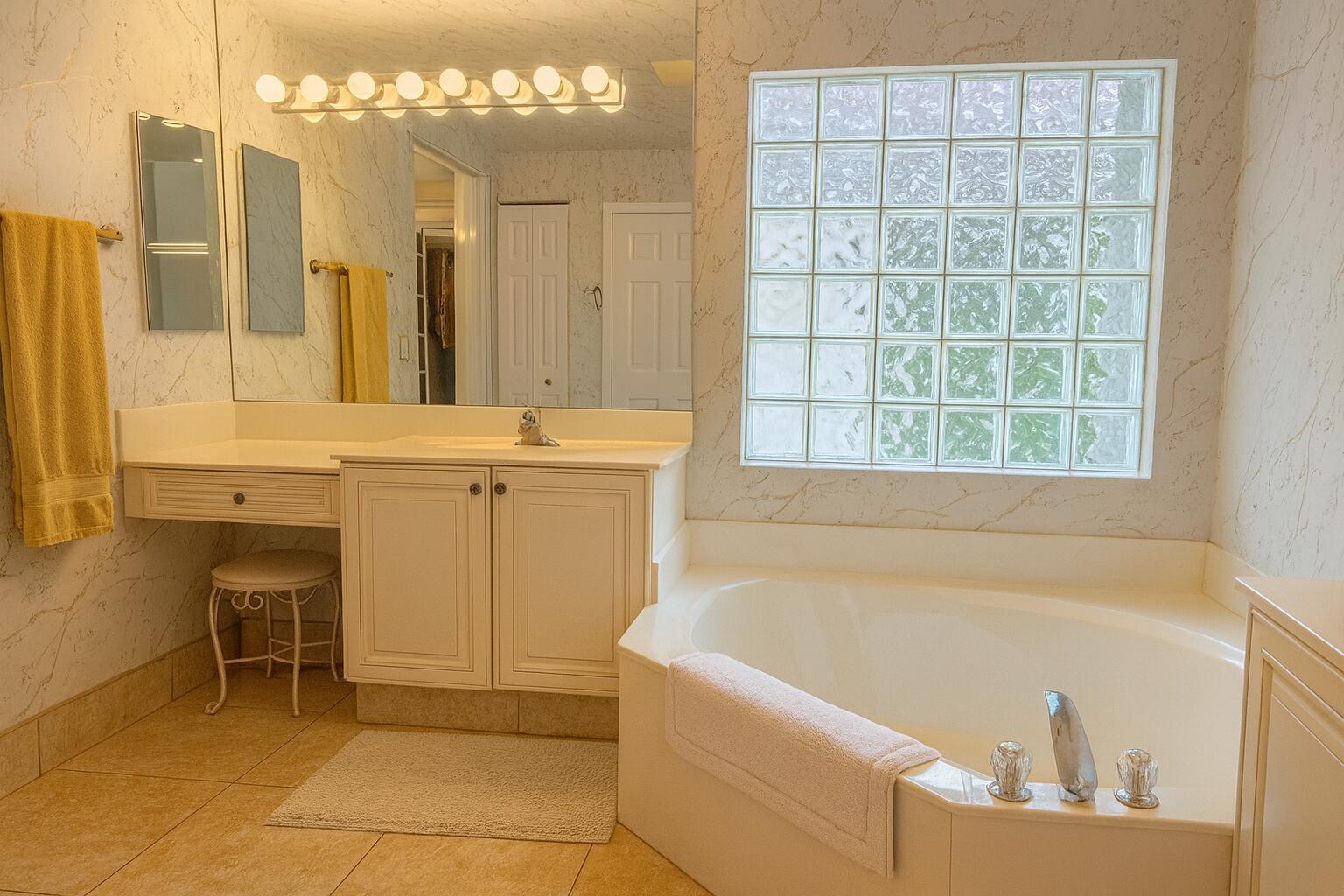 VALENCIA LAKES - Residential